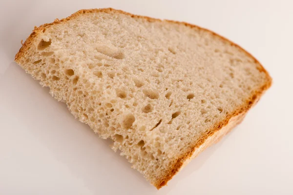 Scheibe frisch gebackenes Brot aus Getreidemehl. — Stockfoto