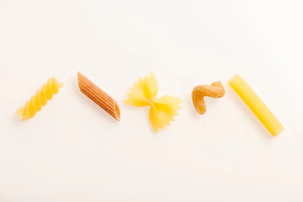 Tri de cinq formes différentes de pâtes isolées sur du blanc . — Photo