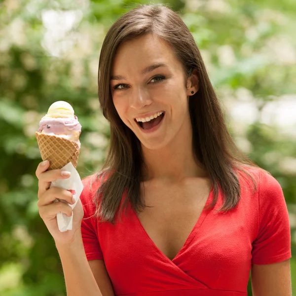 Woman eats sweet ice cream outdoor in park — Stock Photo, Image