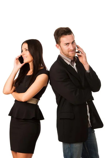 Business couple standing together and talking over phone, leanin — Stock Photo, Image