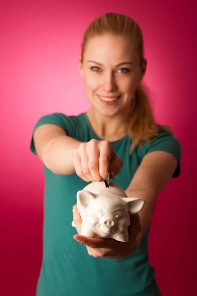 女人带在手里激动的安全保存储蓄存钱罐. — 图库照片