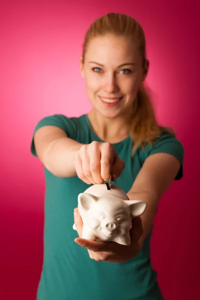 Femme avec tirelire dans les mains excité pour économiser des économies en toute sécurité . — Photo