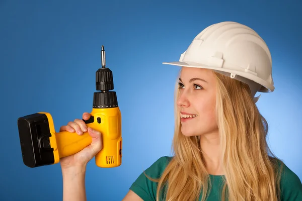 Mujer con casco de constructor y llave eléctrica feliz de hacer —  Fotos de Stock