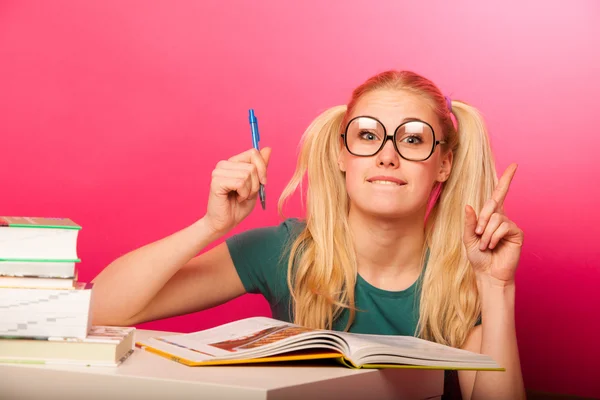 Nieuwsgierig, speels schoolmeisje met twee haar staart zittend op brandstof — Stockfoto