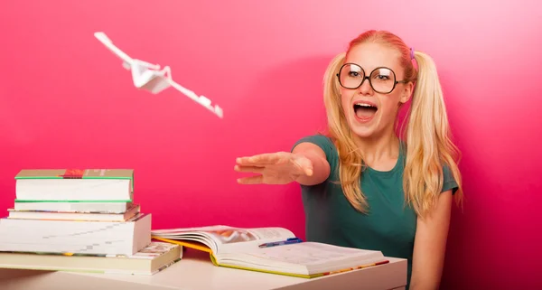 Speels, ondeugend schoolmeisje met grote brillen spelen met pap — Stockfoto