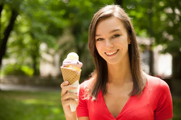 Kobieta zjada słodkie lody odkryty w parku — Zdjęcie stockowe