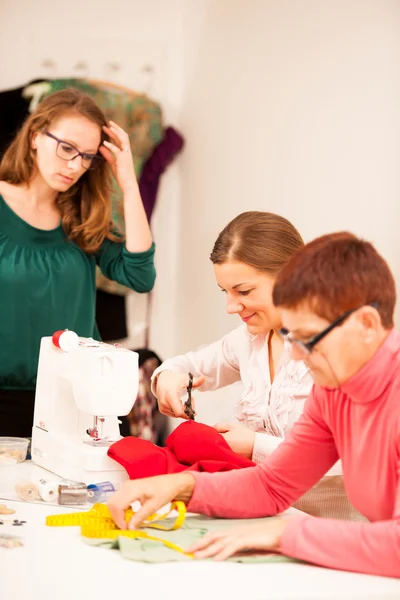 Three women are sewing on handcraft workshop. They are teaching — Stock Photo, Image