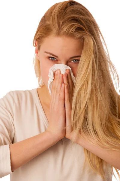 Mujer enferma con gripe y fiebre sonándose la nariz en tejido aislado ov — Foto de Stock