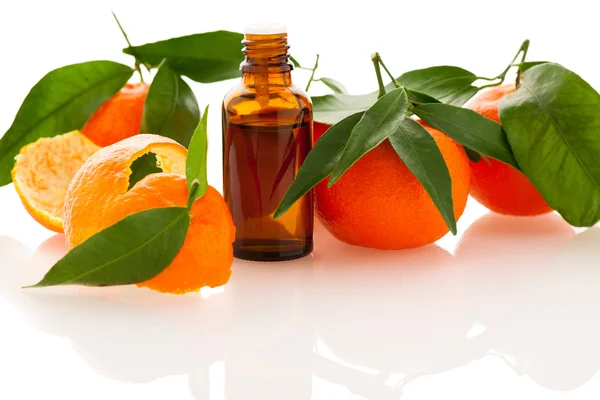 Essential oil of orange mandarin citrus fruit in little bottle d — Stock Photo, Image