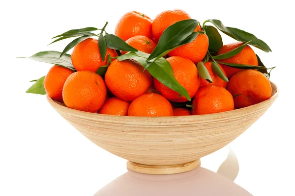 Wooden bowl filled with fresh orange mandarin citrus fruit with — Stock Photo, Image