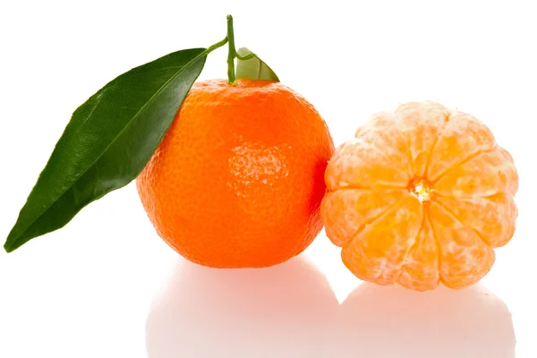 Agrumi freschi di mandarino all'arancia non pelati con foglie verdi e metà — Foto Stock