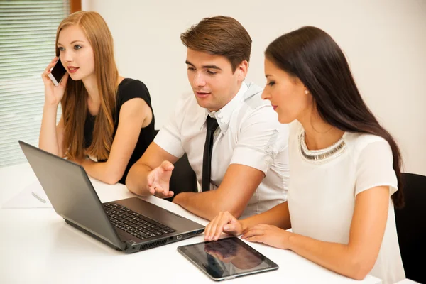 Gruppe von Geschäftsleuten sucht Lösung mit Brainstormi — Stockfoto