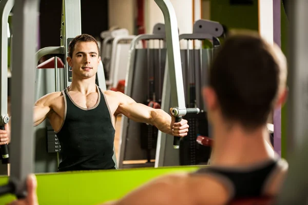 Handsom jovem treino no ginásio de fitness — Fotografia de Stock