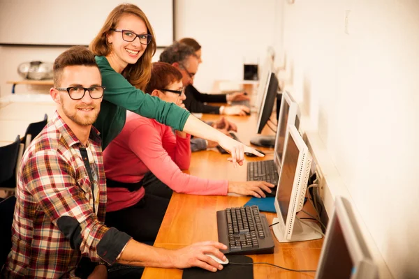 Gruppe von Erwachsenen, die Computerkenntnisse erlernen. Generationenübergreifender Tran — Stockfoto