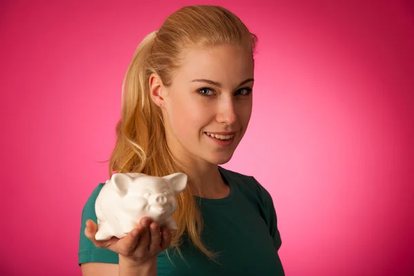 Frau mit Sparschwein in der Hand begeistert vom sicheren Sparen. — Stockfoto