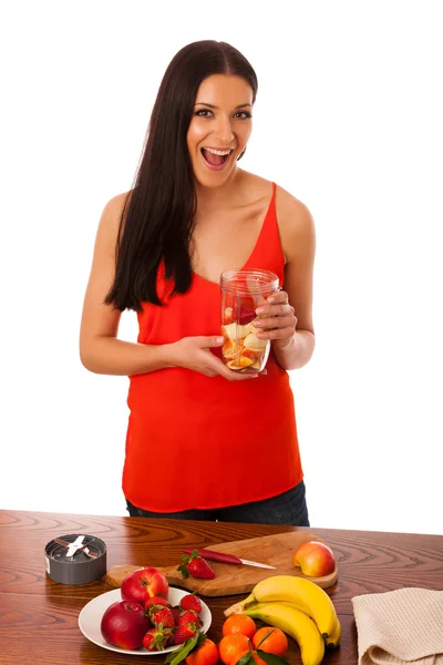 건강 한 과일 음료수를 준비 하는 여자. — 스톡 사진