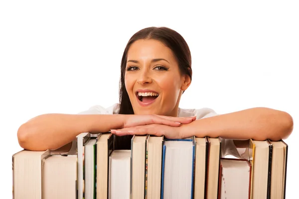 Gelukkige vrouw leunend op stapel boeken opgewonden van nieuwe kennis. — Stockfoto