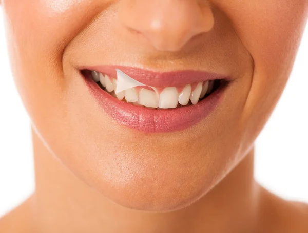 Limpie los dientes blancos sanos de la mujer feliz sonriente . — Foto de Stock
