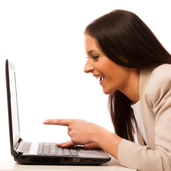 Mulher excitada olhando para o computador portátil . — Fotografia de Stock