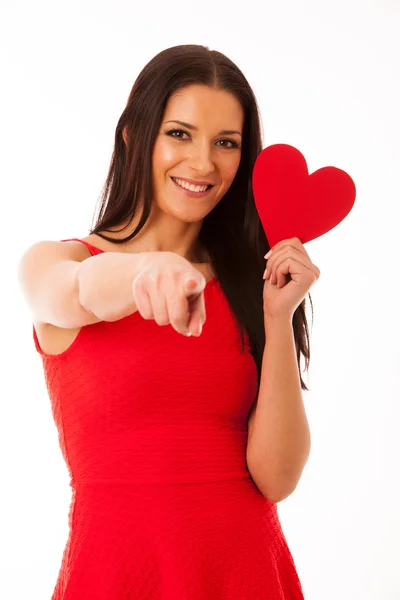 Mujer enamorada vistiendo vestido rojo sosteniendo corazón rojo enviando mensajero — Foto de Stock