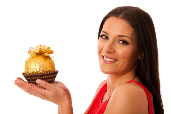 Mujer feliz sosteniendo grandes dulces de chocolate recibidos como regalo . — Foto de Stock