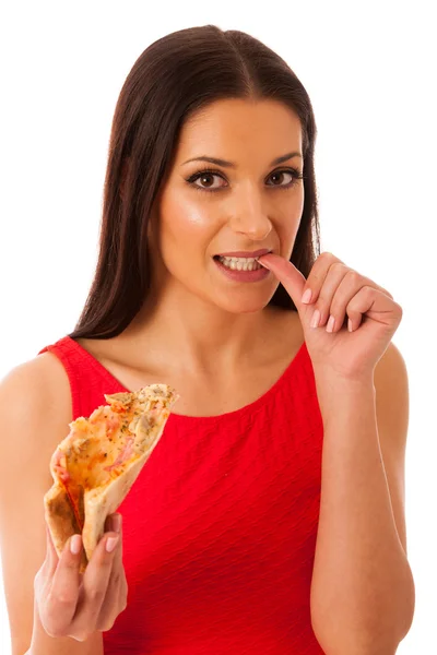 Donna che mangia gustoso pezzo di pizza. Farina di fast food malsana . — Foto Stock