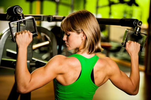 Fitn içinde güzel kaslı fit kadın bina egzersiz kasları — Stok fotoğraf