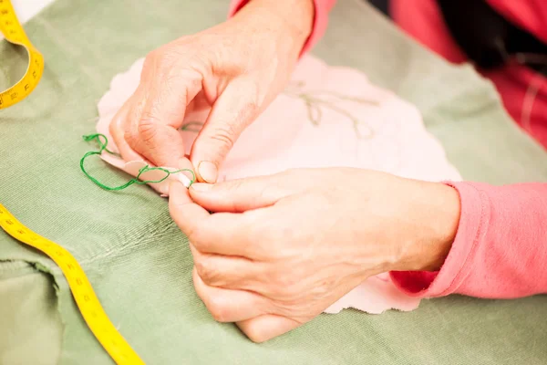 Woman is sewing on handcraft workshop. They are teaching each ot — Stock Photo, Image