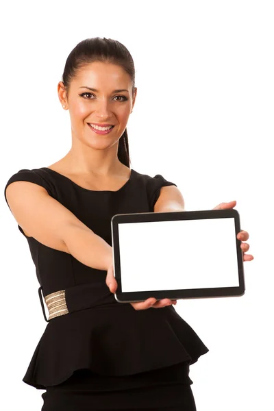 Geschäftsfrau hält Tablet-Computer in der Hand und zeigt leeren Monitor — Stockfoto
