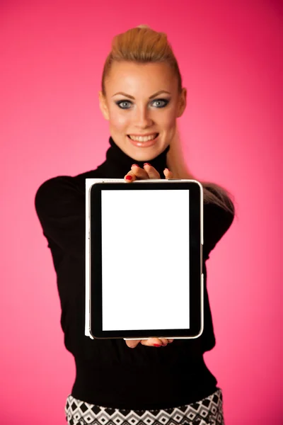 商業用 blanck 画面のタブレット コンピューターを保持している女性, — ストック写真