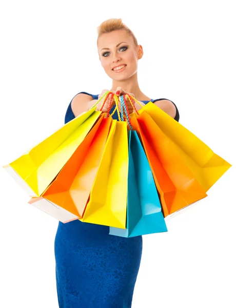 Mulher loira feliz segurando um monte de sacos de compras vibrantes depois — Fotografia de Stock