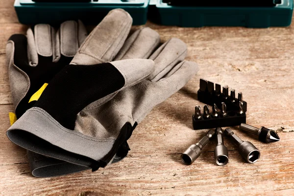 Werkzeugsatz Schraubendreher-Bits mit verschiedenen Düsen auf Holzplatte — Stockfoto