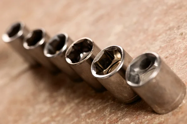 Herramientas de zócalo tubulares para llave inglesa de pie en fila en woode —  Fotos de Stock