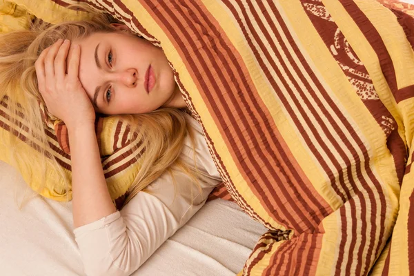 F hasta kadın battaniye ile örtülü yatakta yatan hasta, duygu vardır — Stok fotoğraf