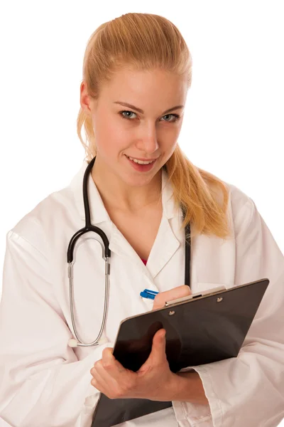 Mujer médico con estetoscopio alrededor del cuello escribiendo síntomas de enfermedad del paciente en el portapapeles . —  Fotos de Stock