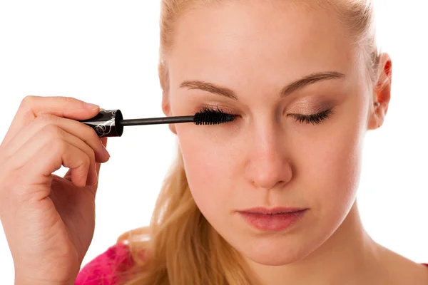 Mujer que aplica rímel negro en las pestañas, haciendo maquillaje . — Foto de Stock