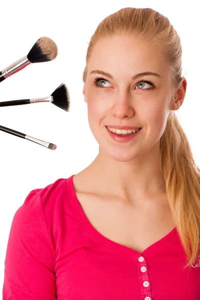 Kvinna med kosmetika borstar för makeup isolerade. — Stockfoto