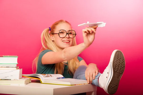Verspieltes, ungezogenes Schulmädchen mit großer Brille — Stockfoto