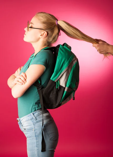 Koppig, boos schoolmeisje weerstaan om naar school te gaan. — Stockfoto