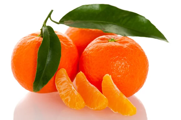 Frische, ungeschälte Orangen-Mandarinen-Zitrusfrüchte mit grünen Blättern — Stockfoto