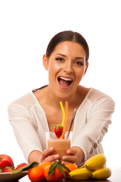 Vrouw opgewonden van vers fruit smoothie gezonde maaltijd. — Stockfoto