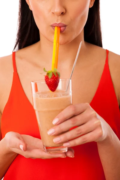 Mujer bebiendo saludable batido de frutas frescas decorado con s rojo — Foto de Stock