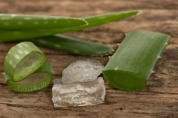 Aloe vera hojas frescas verdes en rodajas y gel de aloe vera decorado o —  Fotos de Stock