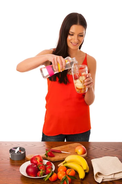 Mujer preparando batido de frutas frescas saludables . — Foto de Stock