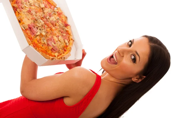 Donna sorridente che tiene una deliziosa pizza in scatola di cartone . — Foto Stock