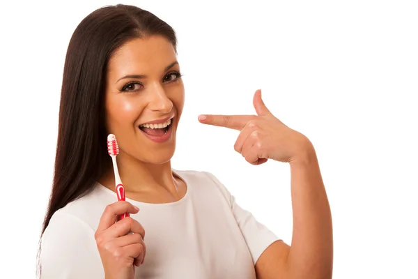 Mujer limpiando dientes con cepillo de dientes para una higiene perfecta y hea — Foto de Stock