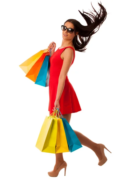 ショッピング バッグ マルで購入の興奮で赤いドレスを着た女性 — ストック写真