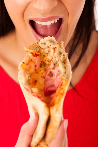 女人吃美味的披萨。不健康的快餐食品. — 图库照片