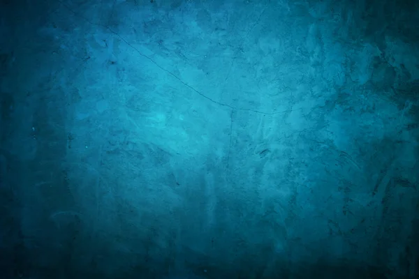 Mavi duvar lekeler, çatlaklar, lekeler. Soyut grunge tarzında boyanmış beton duvar. Geçmişler, portreler, posterler için Grunge arkaplan dokusu.