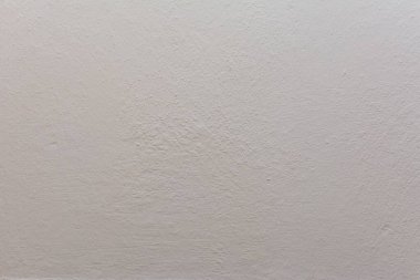 Eski beyaz duvar lekeler, çatlaklar, lekeler. Soyut grunge tarzı çatı katında boyanmış beton duvar. Arkaplan, portreler, posterler için klasik duvar arkaplan dokusu.
